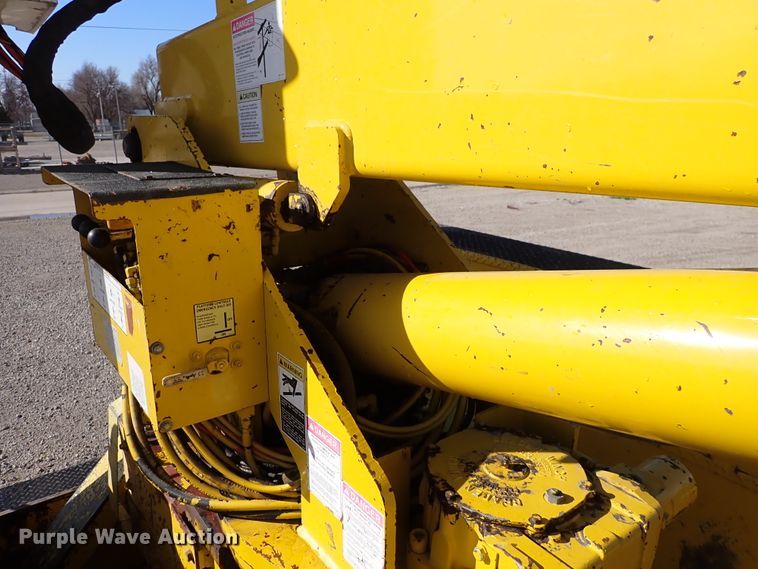 image for item DJ0210 2000 GMC C7500  bucket truck