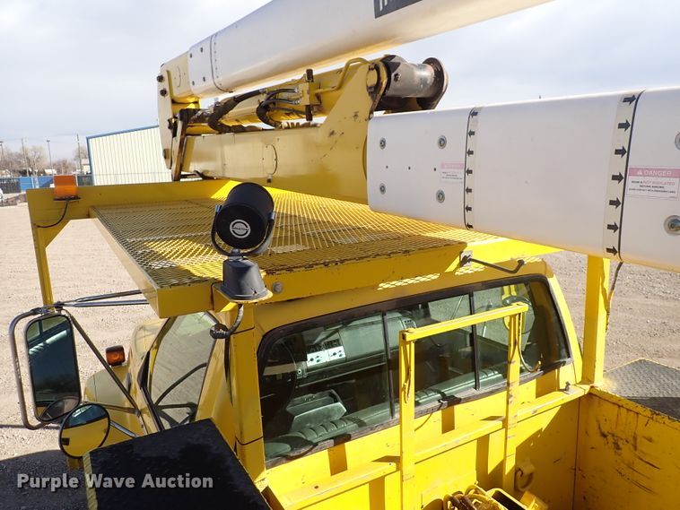 image for item DJ0210 2000 GMC C7500  bucket truck