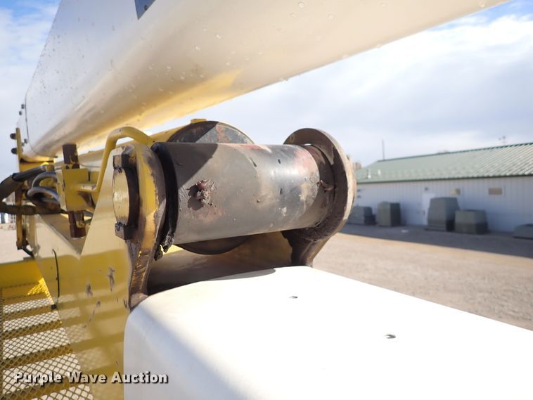 image for item DJ0210 2000 GMC C7500  bucket truck