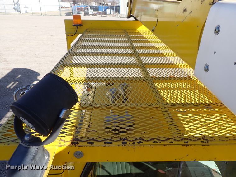 image for item DJ0210 2000 GMC C7500  bucket truck