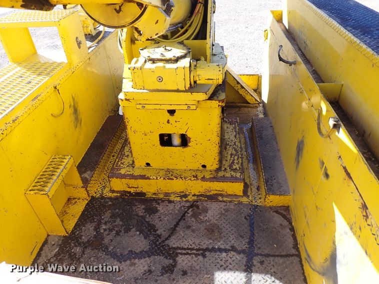 image for item DJ0210 2000 GMC C7500  bucket truck