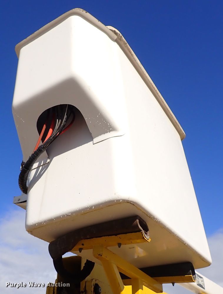 image for item DJ0210 2000 GMC C7500  bucket truck