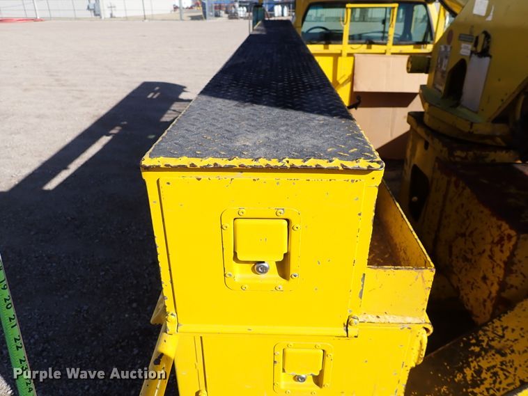 image for item DJ0210 2000 GMC C7500  bucket truck