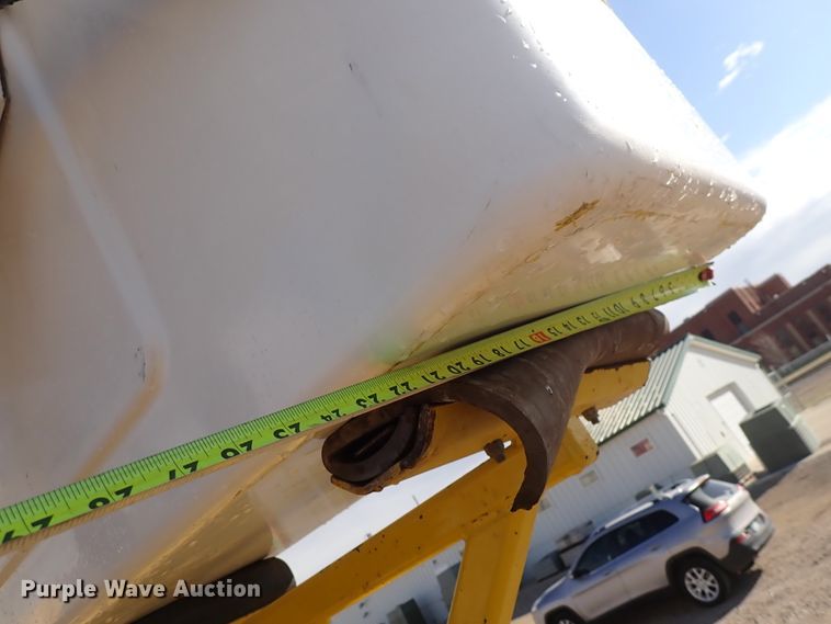 image for item DJ0210 2000 GMC C7500  bucket truck