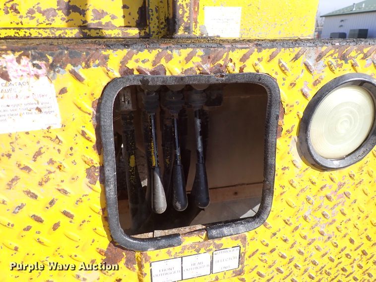 image for item DJ0210 2000 GMC C7500  bucket truck