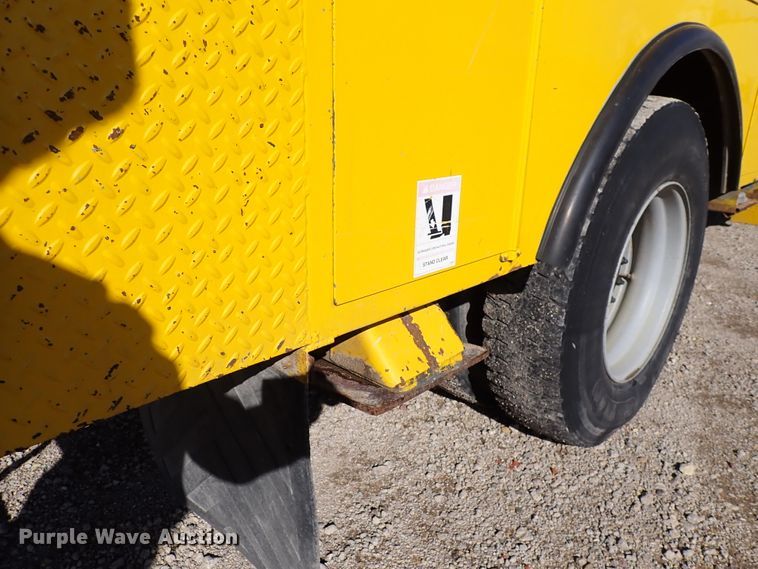 image for item DJ0210 2000 GMC C7500  bucket truck