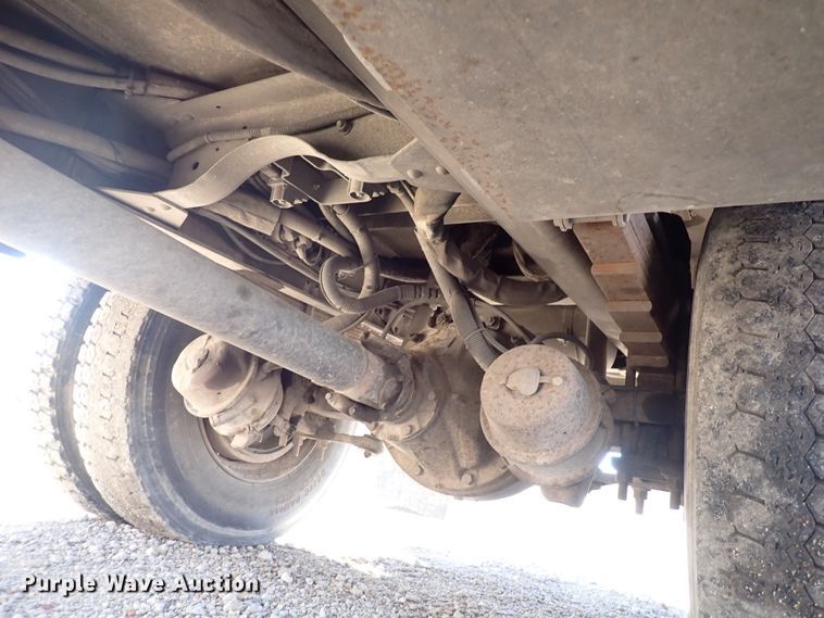 image for item DJ0210 2000 GMC C7500  bucket truck