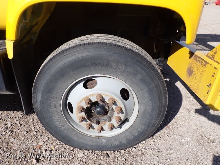 image for item DJ0210 2000 GMC C7500  bucket truck