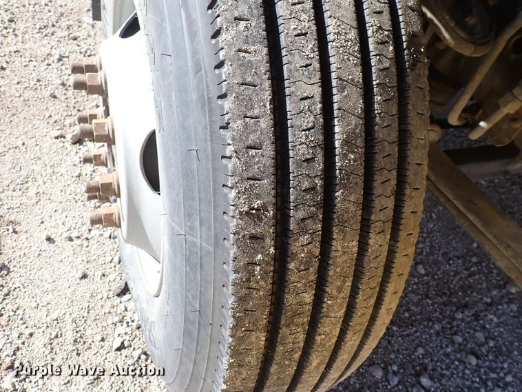 image for item DJ0210 2000 GMC C7500  bucket truck