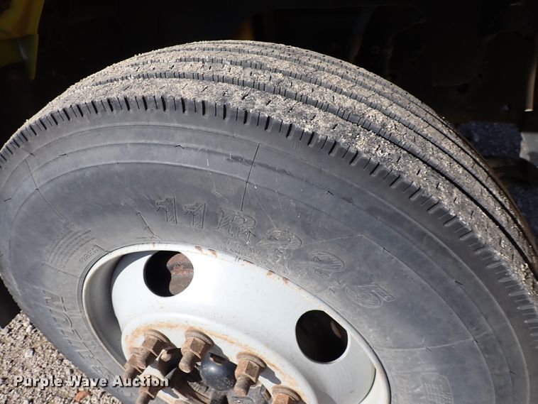 image for item DJ0210 2000 GMC C7500  bucket truck