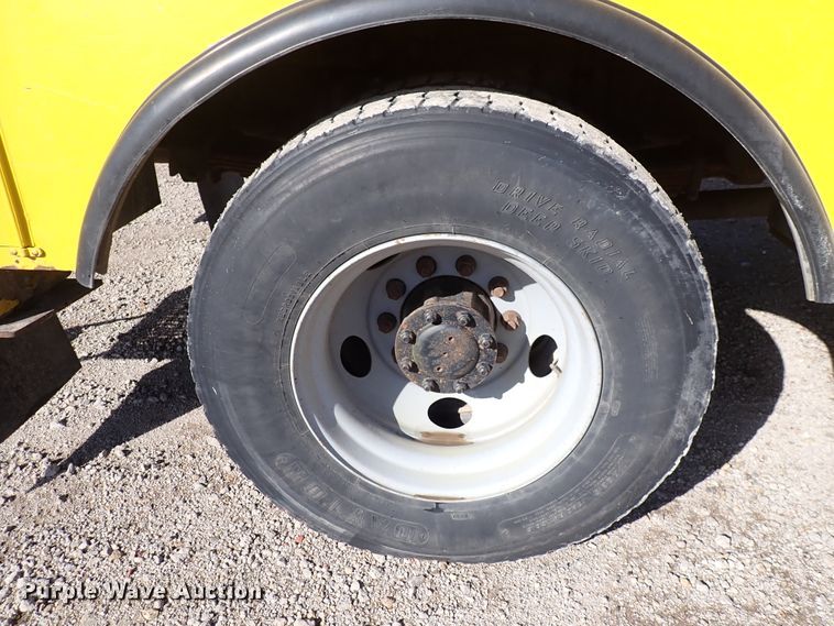 image for item DJ0210 2000 GMC C7500  bucket truck