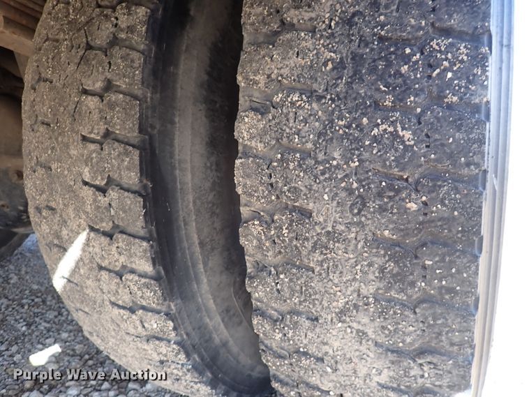 image for item DJ0210 2000 GMC C7500  bucket truck