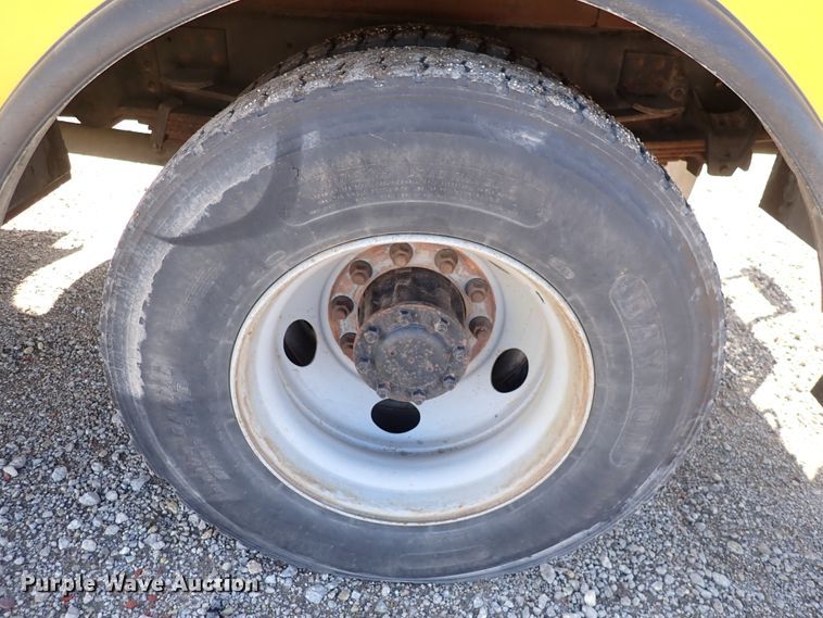 image for item DJ0210 2000 GMC C7500  bucket truck