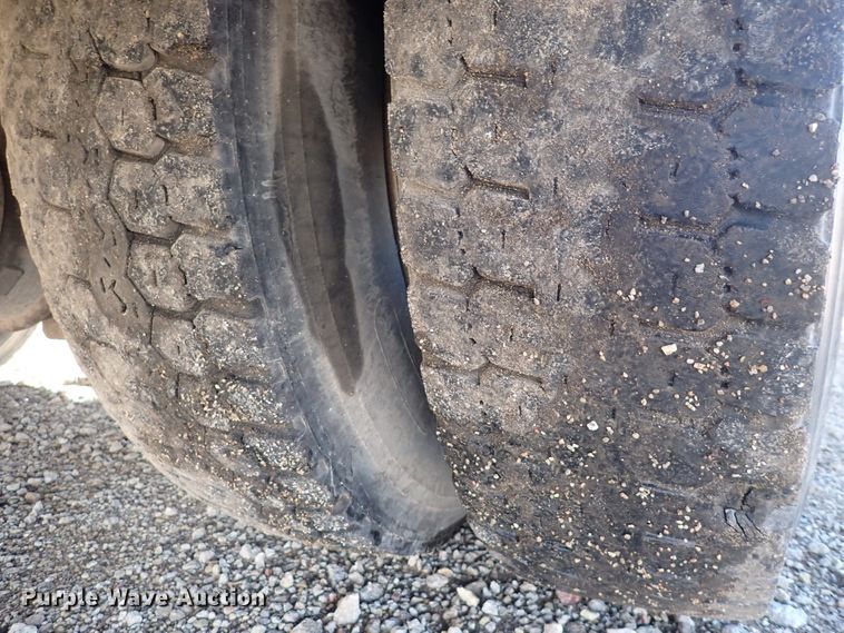 image for item DJ0210 2000 GMC C7500  bucket truck