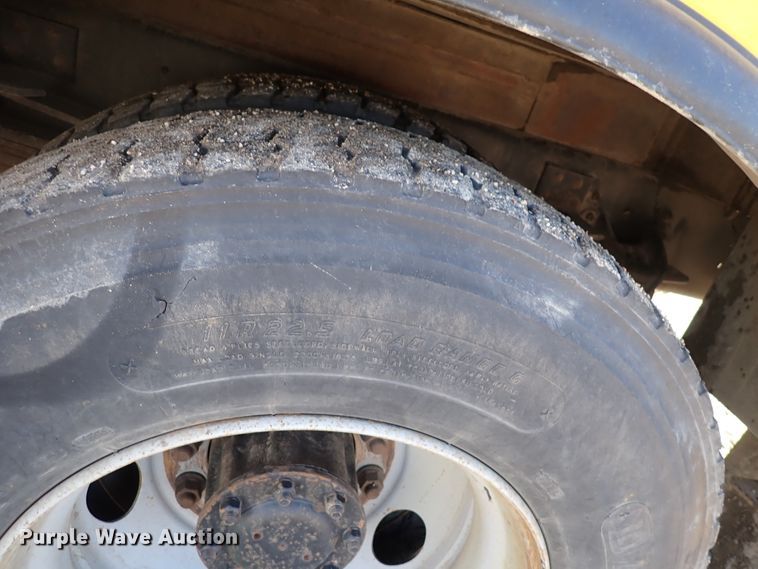 image for item DJ0210 2000 GMC C7500  bucket truck