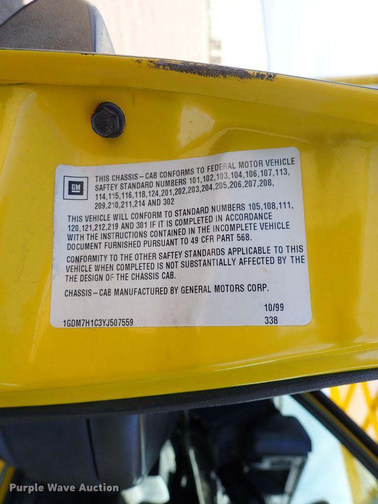 image for item DJ0210 2000 GMC C7500  bucket truck