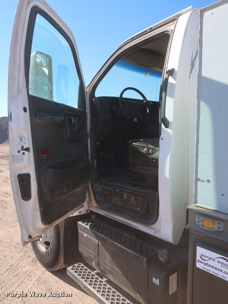 image for item DJ2300 2005 Chevrolet C6500  service truck