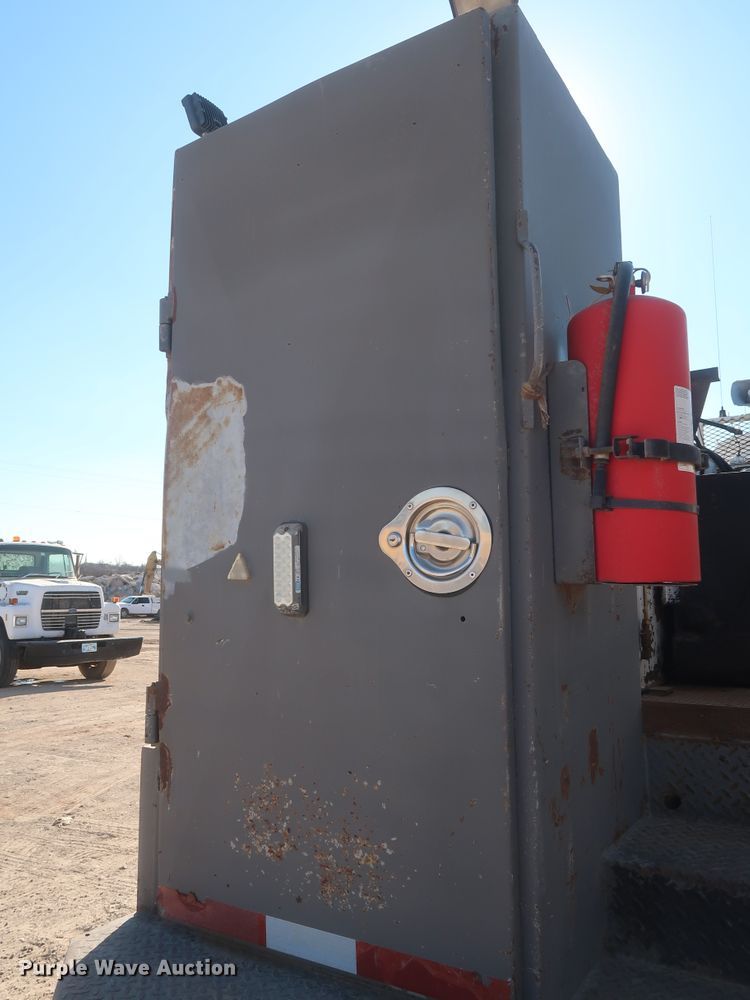 image for item DJ2300 2005 Chevrolet C6500  service truck