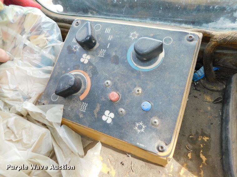 image for item DJ5965 1999 Caterpillar 963B  track loader