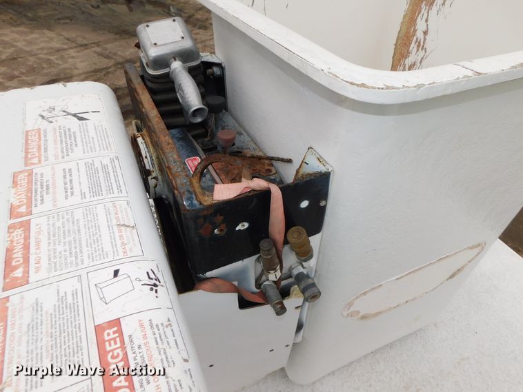 image for item DJ5969 2006 International 4300 SBA  forestry bucket truck