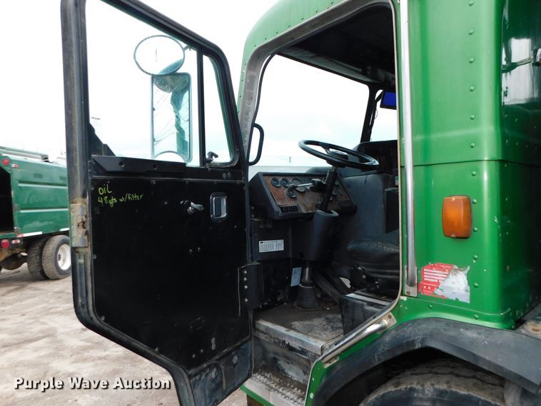 image for item DJ5970 2009 Peterbilt 320  refuse truck