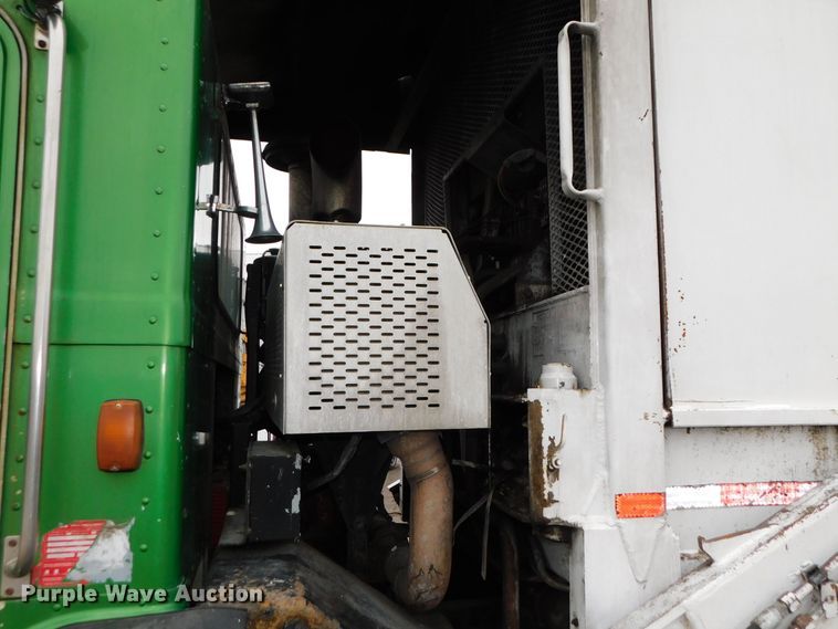 image for item DJ5970 2009 Peterbilt 320  refuse truck