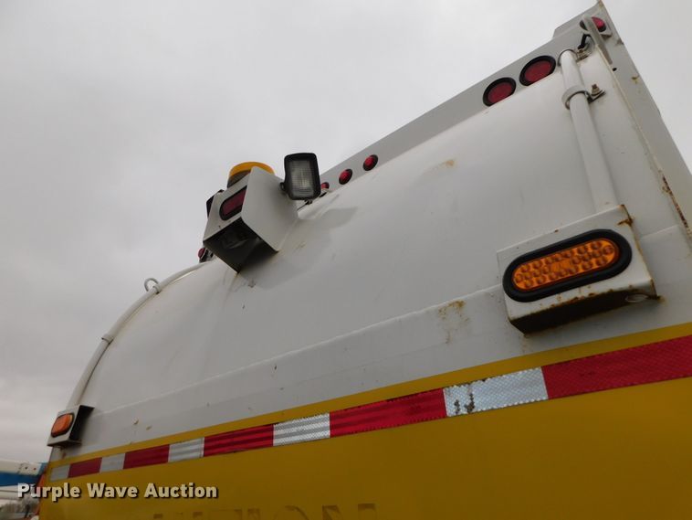 image for item DJ5970 2009 Peterbilt 320  refuse truck