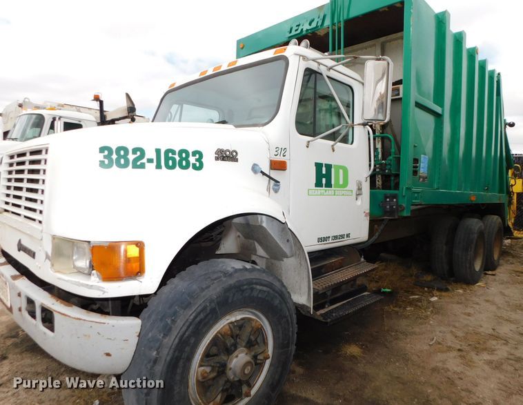 image for item DJ5972 1996 International 4900  refuse truck