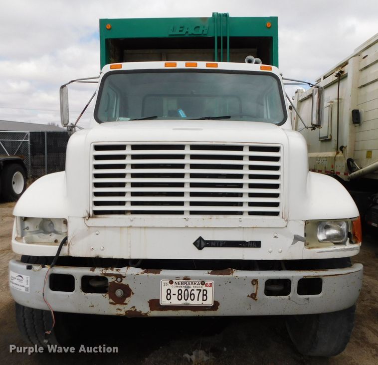 image for item DJ5972 1996 International 4900  refuse truck