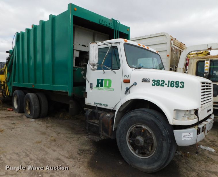 image for item DJ5972 1996 International 4900  refuse truck
