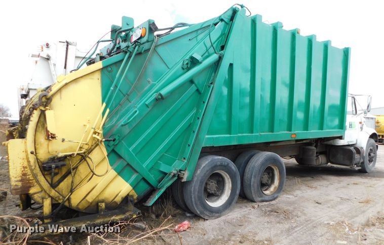 image for item DJ5972 1996 International 4900  refuse truck