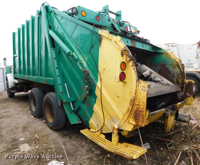 image for item DJ5972 1996 International 4900  refuse truck