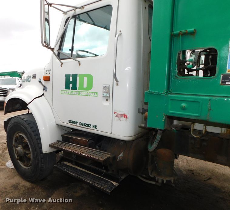 image for item DJ5972 1996 International 4900  refuse truck