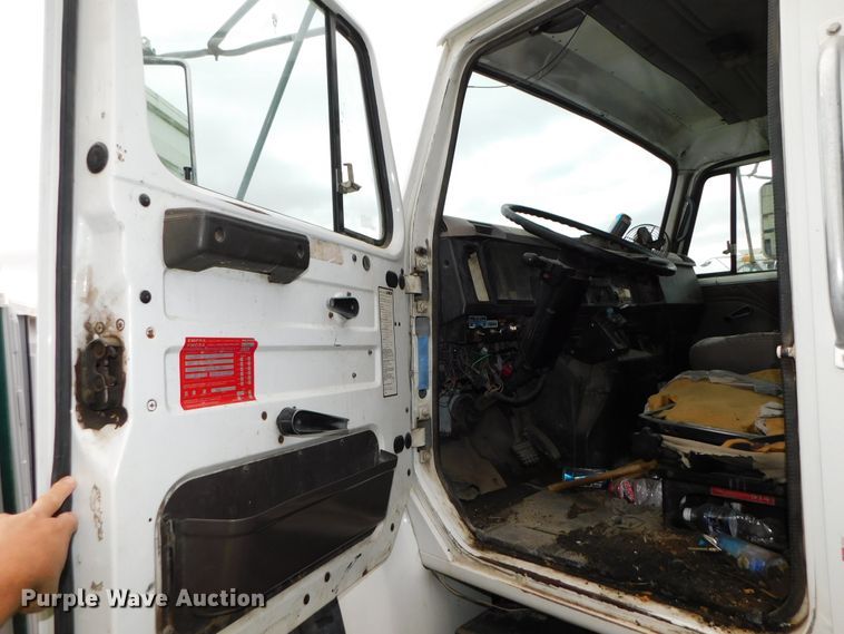 image for item DJ5972 1996 International 4900  refuse truck