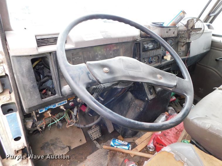 image for item DJ5972 1996 International 4900  refuse truck