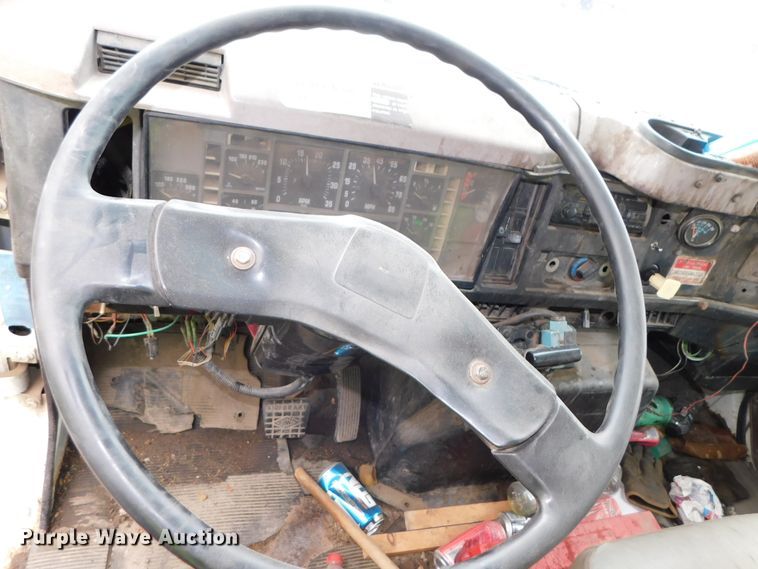 image for item DJ5972 1996 International 4900  refuse truck