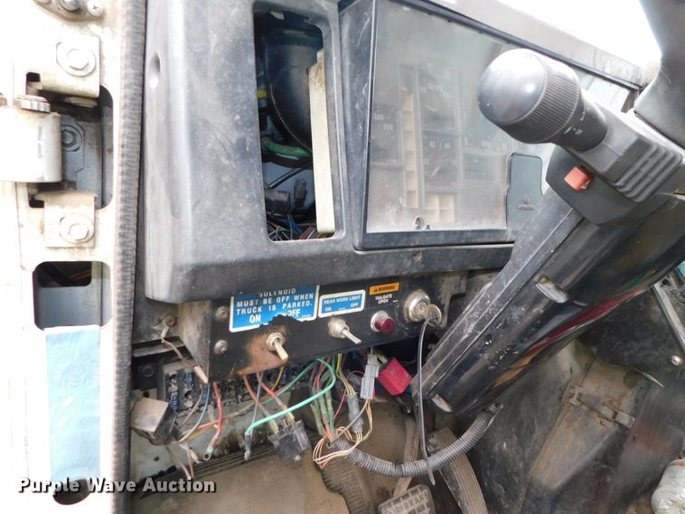 image for item DJ5972 1996 International 4900  refuse truck