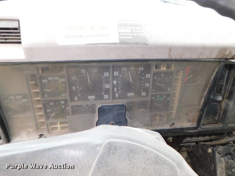 image for item DJ5972 1996 International 4900  refuse truck