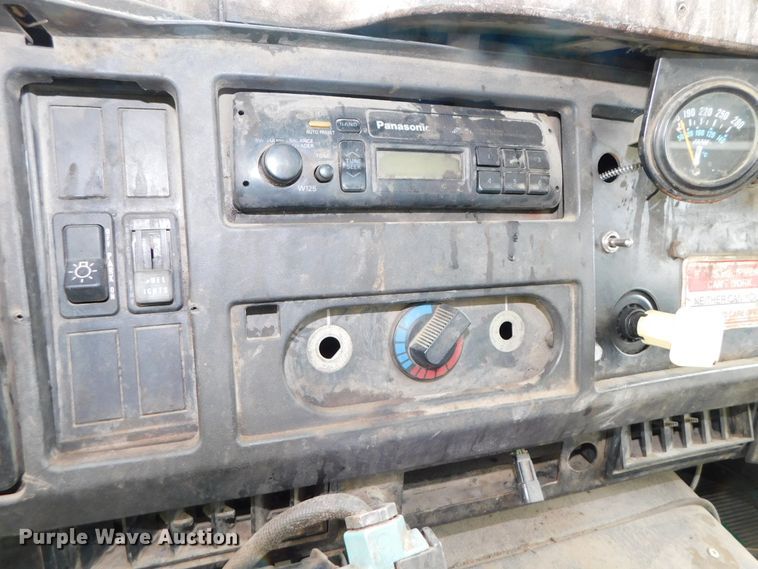 image for item DJ5972 1996 International 4900  refuse truck