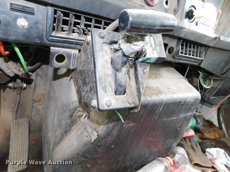 image for item DJ5972 1996 International 4900  refuse truck