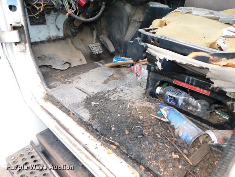 image for item DJ5972 1996 International 4900  refuse truck