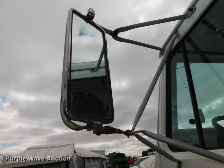 image for item DJ5972 1996 International 4900  refuse truck