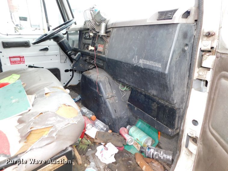 image for item DJ5972 1996 International 4900  refuse truck