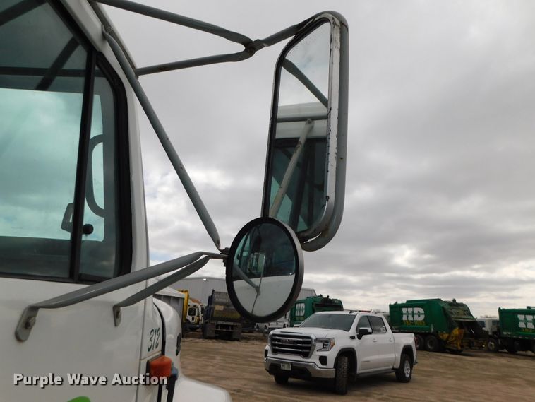 image for item DJ5972 1996 International 4900  refuse truck