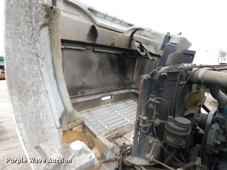 image for item DJ5972 1996 International 4900  refuse truck