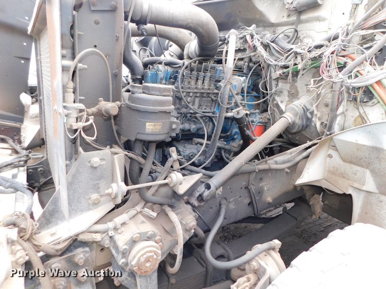 image for item DJ5972 1996 International 4900  refuse truck