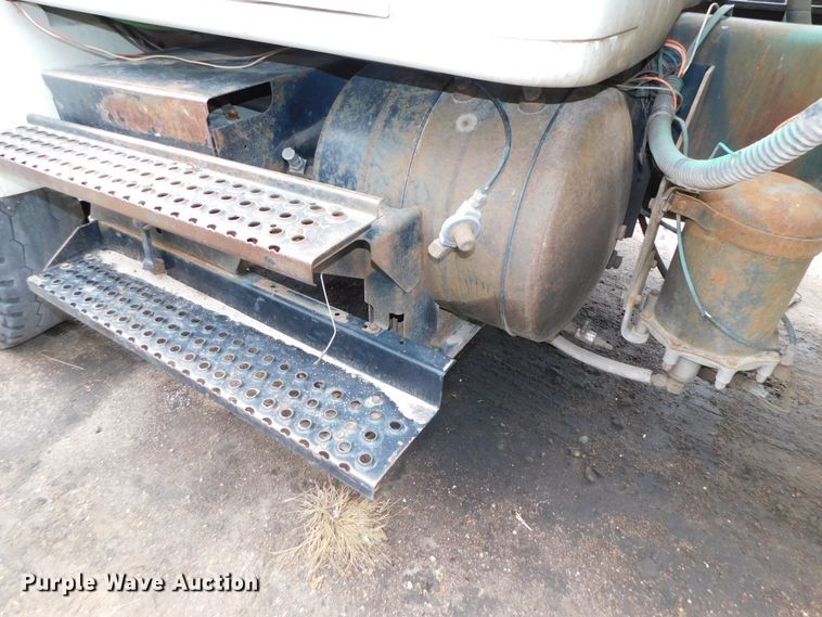 image for item DJ5972 1996 International 4900  refuse truck