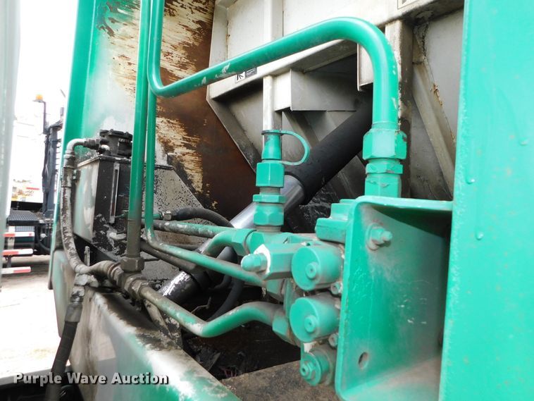 image for item DJ5972 1996 International 4900  refuse truck