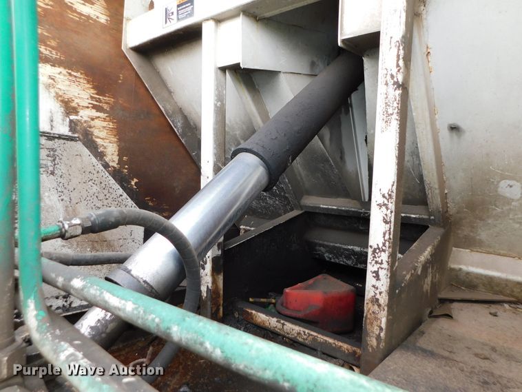 image for item DJ5972 1996 International 4900  refuse truck