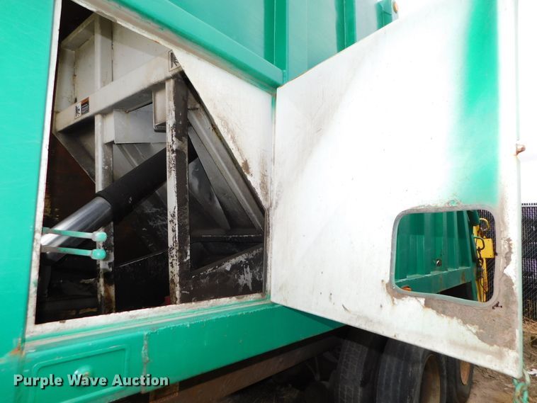 image for item DJ5972 1996 International 4900  refuse truck